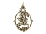 un pendentif en argent représentant un cheval et son cavalier