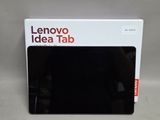 La tablette Lenovo Idea Tab se trouve dans la boîte posée sur la table
