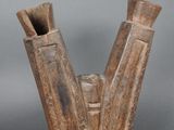 une image représentant un vase en bois d'où sortent deux bâtonnets
