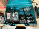 une boîte à outils bleue contenant deux outils
