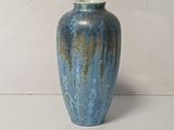 un vase bleu posé sur une table