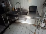 une cuisine avec un évier et une cuisinière