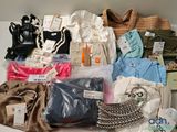 beaucoup de vêtements et de sacs posés sur une table
