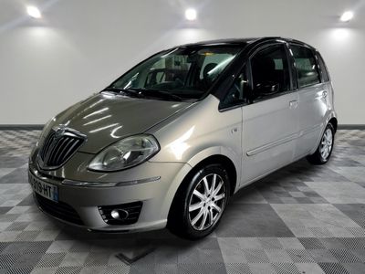 la photo d'une petite voiture argentée garée dans un garage