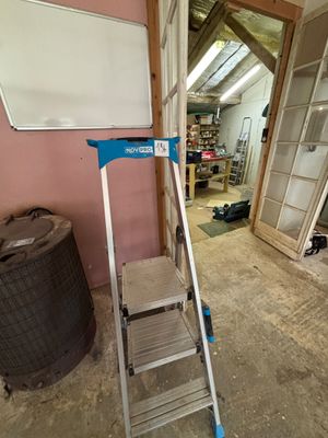 une image représentant une échelle dans une pièce avec une fenêtre