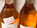 trois bouteilles de vin posées sur une table l'une à côté de l'autre
