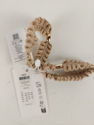 un élastique à cheveux au crochet muni d'une étiquette