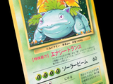 gros plan d'une carte pokemon sur fond noir