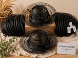 de nombreux chapeaux et assiettes sur une table avec une plante