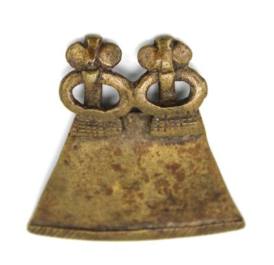 Pendentif représentant deux personnages (jumeaux) surmontant…