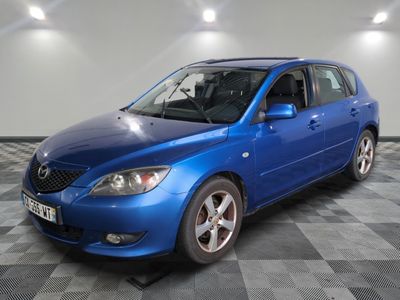 la photo d'une voiture bleue garée dans un garage