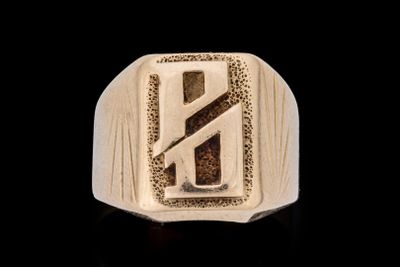une image représentant une bague en or sur laquelle figure la lettre k