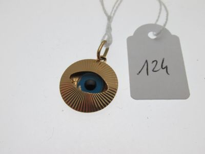 une image représentant un collier en or orné d'un œil bleu
