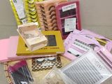 un panier rempli d'objets divers posés par terre