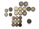 une pile de vieilles pièces de monnaie posée sur une surface blanche