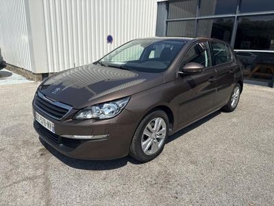 La voiture marron est garée devant un immeuble.