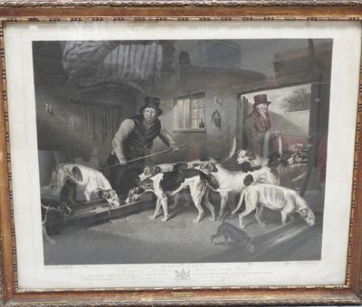une vieille photo représentant un homme et deux chiens dans une pièce