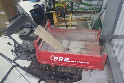 une petite boîte rouge contenant un morceau de bois