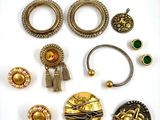 plusieurs types de bijoux différents sur une surface blanche