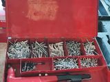 une boîte à outils rouge contenant tout un tas de vis