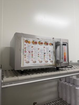 un micro-ondes posé sur une étagère dans une cuisine