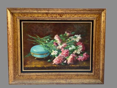 un tableau représentant des fleurs dans un bol bleu posé sur une table