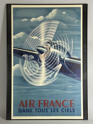 Une affiche d'Air France est accrochée au mur, au-dessus d'une étagère