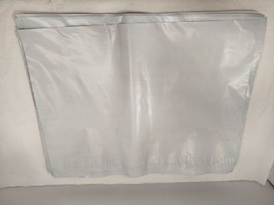 un canapé blanc recouvert d'une housse en plastique