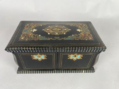 une boîte noire ornée de motifs dorés et bleus