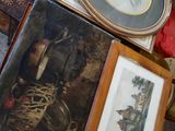 beaucoup de photos et de photos posées sur une table