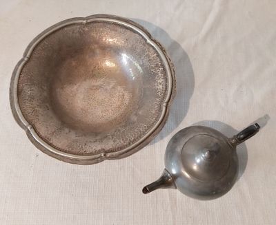 une théière en argent et une théière en argent posées sur une table