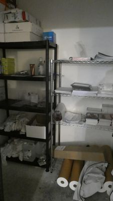 une pièce où il y a beaucoup d'étagères et de cartons