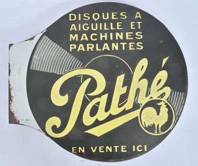 une enseigne portant l'inscription « Pathé » sur le côté d'un immeuble