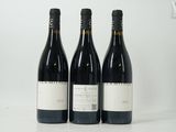 trois bouteilles de vin posées l'une à côté de l'autre sur une table