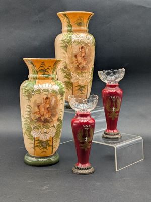 trois vases posés sur un socle transparent