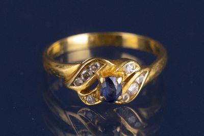 une image montrant un gros plan d'une bague en or sertie d'un saphir et de diamants