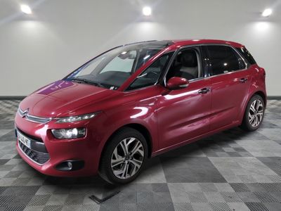 la citrole rouge est garee sur un carrelage en damier