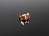 une bague en or avec un rubis au centre