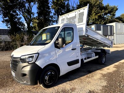 une photo d'un camion blanc garé dans un parking