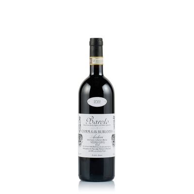 une bouteille de vin posée sur une table