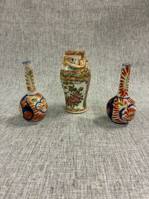 trois vases posés l'un à côté de l'autre sur une table