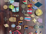 beaucoup d'insignes et de médailles posés sur une table