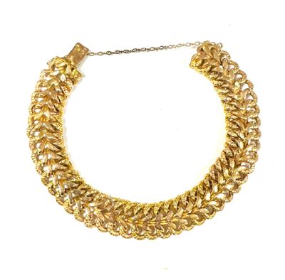 an image of a gold necklace with a chain on a white background