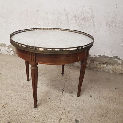 une petite table sur laquelle se trouve un miroir
