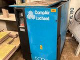 une machine bleue posée sur le sol