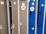 plusieurs casiers dans une pièce aux portes bleues et marron