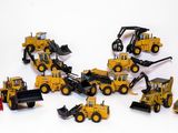 de nombreux engins de chantier miniatures posés sur une surface blanche
