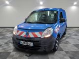 une camionnette bleue garée sur un sol en damier