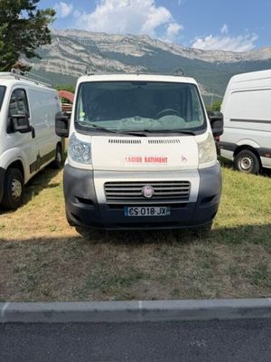 deux camionnettes garées l'une à côté de l'autre sur l'herbe