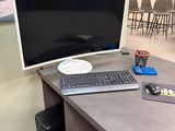 un bureau sur lequel se trouvent un ordinateur, un clavier et une souris